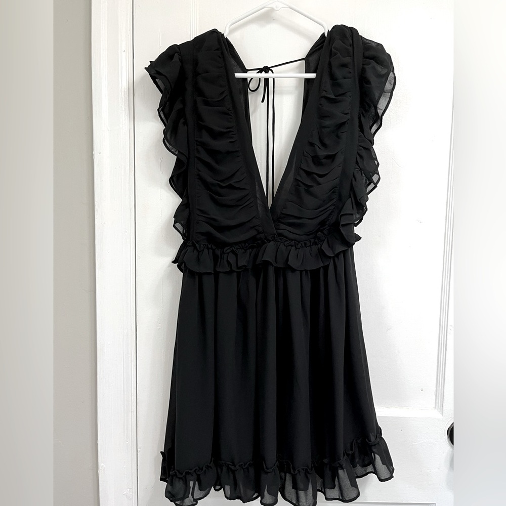 Little black dress // Storia size small // ruffled cap sleeve dress
